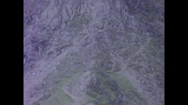 Helvellyn, Birleşik Krallık Mayıs 1960: yürüyüşçüler 1960 'ların klasik görüntülerinde Helvellyn' in dik ve kayalık bir kısmına tırmanır