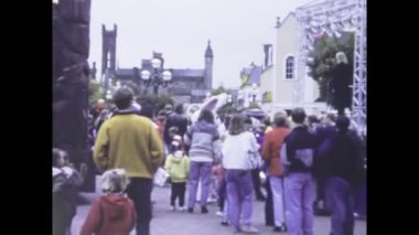 Alton, Birleşik Krallık 1978, renkli şamandıralar ve karakterler, 1970 'lerin nostaljik atmosferini yakalayarak Alton Kuleleri eğlence parkında geçit töreni düzenledi.