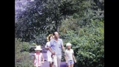 Alton, Birleşik Krallık Mayıs 1978. Parkta ve dağ yolunda yürüyen bir ailenin klasik görüntüleri.