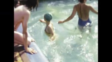 Alton, Birleşik Krallık Mayıs 1978, halka açık bir yüzme havuzunun keyfini çıkaran çocukların 1970 'lerin kaygısız atmosferini yakaladığı kaset.