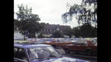 Stuttgrat, Almanya Mayıs 1975, klasik siyah beyaz görüntüler Freudenstadt 'ın günlük görüntülerini gözler önüne seriyor, 1970' lerde Almanya 'da şehir hayatı, mimari ve trafiği yakalıyor.