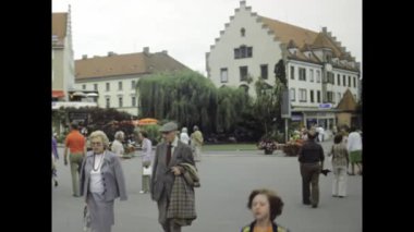 Stuttgrat, Almanya Mayıs 1975, 70 'lerde Lindau şehir merkezinde yürüyen turistler