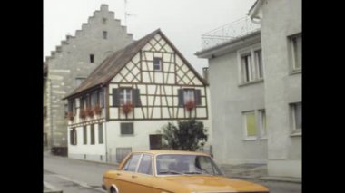 Stuttgrat, Almanya Mayıs 1975, antika görüntüler Ren Şelalesi yakınlarındaki bir İsviçre kasabasının ilginç sokaklarını ve mimarisini çekiyor.