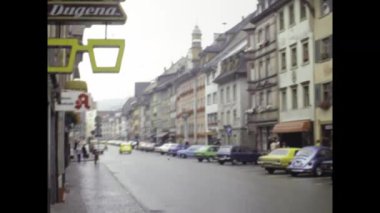 Stuttgrat, Almanya Mayıs 1975, 1970 'lerde St. Blasien, Almanya' nın çekici sokak manzaralarını, dönem araçlarını ve mimari nüanslarını gösteren klasik bir video.