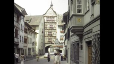 Stuttgrat, Almanya Mayıs 1975, ortaçağ İsviçre 'nin Ren şehrinin nostaljik yaz cazibesiyle Ren nehri boyunca tarihi mimarisini gözler önüne seren klasik görüntüler.