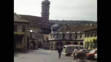 Stuttgrat, Almanya Mayıs 1975, Weikersheim 'in 1970' lerdeki cazibesini gösteren klasik görüntüler, caddeleri, seçkin bir kilisesi ve görkemli bir kalesi var.