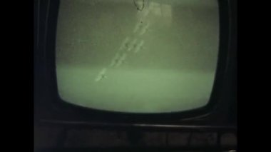 Londra, Birleşik Krallık Mayıs 1973, kırmızı oklar klasik bir televizyonda yapılan kraliyet düğününde akrobatik manevralar yapıyorlar.