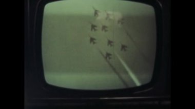 Londra, Birleşik Krallık Mayıs 1973, Kraliyet Hava Kuvvetleri uçakları aerobatik manevralar sergiliyor.