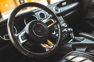 Roma, İtalya 5 Ağustos 2025: Deri direksiyon, torpido ve vites kolu içeren lüks bir iç mekan.