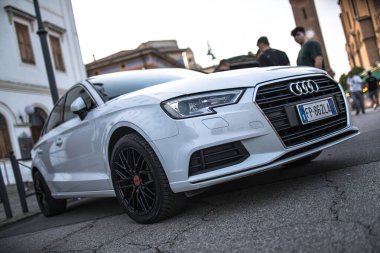 Roma, İtalya 5 Ağustos 2025: şık beyaz audi a3 sedan şehir caddesinde park halinde, gösterişli tasarımı ve modern özellikleri sergileniyor.