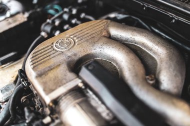 Roma, İtalya 5 Ağustos 2025: bmw motorunun detaylı görünümü, emme manifoldunun altını çizmek ve bmw logosu