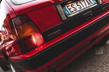 Roma, İtalya 5 Ağustos 2025: klasik bir Lancia delta integrali Evo 'nun arkası, sembolik tasarımı ve markalaşmasını vurguluyor.