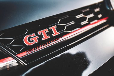 Calaone, İtalya 13 Ağustos 2025: Volkswagen golf gti siyah ön ızgara gti performans logosu yakın çekim