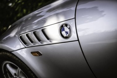 Calaone, İtalya 13 Ağustos 2025: gümüş bmw z3 roadster 'a yakın çekim, çamurluğu, yan menfezi ve sembolik bmw yuvarlağı vurguluyor.
