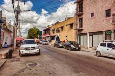 Playa del carmen, Meksika 20 Ağustos 2025: Playa del carmen, Meksika 'da renkli binaları ve yerel işletmeleri olan park halindeki arabalar.