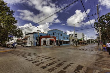 Bayahibe, Dominik Cumhuriyeti 19 Ağustos 2025: Dominik Cumhuriyeti 'ndeki Bayahibe balıkçı köyüne giden yol, işaretle işaretlenmiş ve yemyeşil tropikal bitki örtüsüyle çevrili.