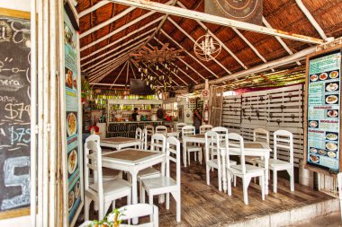 Playa del carmen, Meksika 20 Ağustos 2025: Geri dönüştürülmüş şişe dekoru ve sazdan çatısı olan ve Playa del Carmen 'de otantik yemek deneyimi sergileyen bir Meksika restoranı.