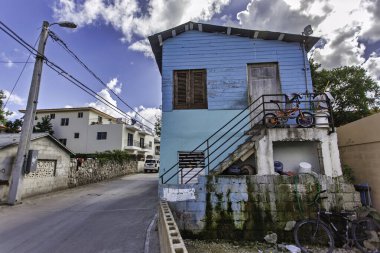 Bayahibe, Dominik Cumhuriyeti 19 Ağustos 2025: Bayahibe, Dominik Cumhuriyeti 'nde yıpranmış, renkli bir ev, yoksulluk ve turizm arasındaki farkı vurguluyor.