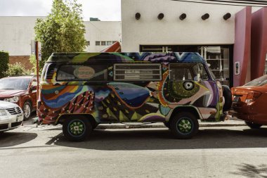 Playa del carmen, Meksika. 20 Ağustos 2025. Canlı, sanatsal bir minibüs. Playa del carmen 'de güneşli bir caddede park edilmiş.