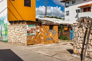 Bayahibe, Dominik Cumhuriyeti 19 Ağustos 2025: Dominik Cumhuriyeti 'nin Bayahibe kentinde tuhaf bir bar açılışını duyurarak canlı Karayip atmosferini artırdı.