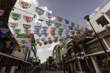 Playa del carmen, Meksika 20 Ağustos 2025: Playa del carmen, Riviera Maya 'da canlı beşinci caddeyi aydınlatan renkli picado sancakları