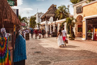 Bayahibe, Dominik Cumhuriyeti 19 Ağustos 2025: Tahta iskeleye yanaşan beyaz botlar yemyeşil tropikal bitki örtüsü ve Bayahibe sazdan çatı kulübesi, Dominik Cumhuriyeti