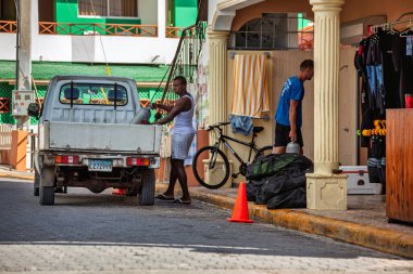 Bayahibe, Dominik Cumhuriyeti 19 Ağustos 2025: Dominik Cumhuriyeti 'nde popüler bir turizm merkezi olan Bayahibe' de tüple dalış ekipmanı hazırlayan işçiler