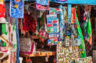 Bayahibe, Dominik Cumhuriyeti 19 Ağustos 2025: Bayahibe 'de yerel el işleri, giysi ve aksesuarların yer aldığı canlı Dominik Cumhuriyeti hediyelik eşyaları sergileniyor