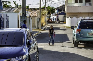 Bayahibe, Dominik Cumhuriyeti 19 Ağustos 2025: Karayipler 'de popüler bir turizm merkezi olan Dominik Cumhuriyeti, Bayahibe' de sokakta yürüyen genç bir kız
