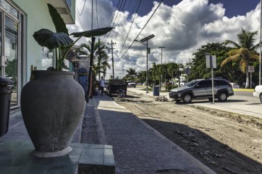 Tulum, Meksika 20 Ağustos 2025: Meksika 'da Tulum Pueblo Caddesi' nin kaldırımını aydınlatan canlı yeşil bir bitkiyle dolu büyük bir terracotta tenceresi.
