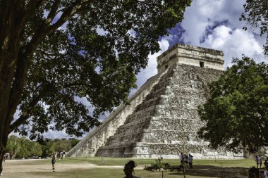 Chichen itza, Meksika 20 Ağustos 2025: Turistler etkileyici kukulkan piramidine hayret ederken canlı bir gökyüzü altında Chicago 'nun antik Maya kalıntılarını keşfediyorlar.