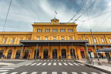 Modena, İtalya 20 Ağustos 2025: İtalya 'daki Modena tren istasyonunun cephesi ulusal bayrağını sergiliyor.