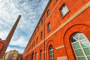 El Castillo Piramidine yükselen taş adımlar Chichen itza arkeolojik sahasında canlı mavi bulutlu gökyüzüne karşı, Maya mimarisi sergileniyor.