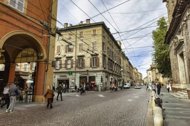 Modena, İtalya 20 Ağustos 2025: Modena 'da güneşli bir günün tadını çıkaran turist ve vatandaşlar, unesco dünya mirası olan Duomo ve Piazza grande yakınlarında.