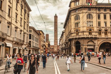 Bolonya, İtalya 19 Ağustos 2025: Bologna 'da popüler bir sokak olan Rizzoli üzerinden yürüyen insanlar, arka planda asinelli kulesi var.