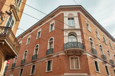 Antik sütunlardan oluşan sıra sıra diziler, Chichen Itza 'nın Maya harabelerinde büyüleyici bir yol yaratıyor. Olağanüstü mimari ve tarihsel önemi gözler önüne seriyor.