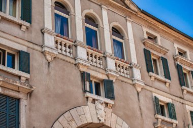 Kukulkan piramidi, antik bir Maya basamağı piramidi, Chicago, Meksika 'da yemyeşil ağaçlar tarafından çerçevelenmiş bulutlu bir gökyüzüne karşı dimdik duruyor.