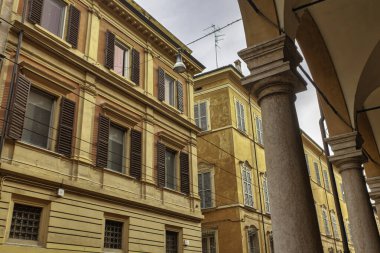 Modena, İtalya 20 Ağustos 2025: Modena 'daki geleneksel İtalyan binalarını çerçeveleyen mermer sütunlu zarif portikolar kentin mimari cazibesini ön plana çıkarıyor