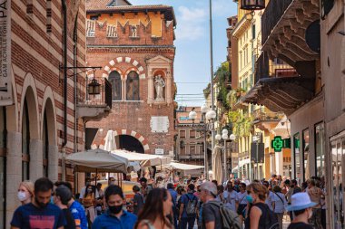 Antik taş sütunlar, Chichen Itza 'nın yıkıntıları arasında ayakta duruyor, Maya uygarlığının mimari hünerlerini sergiliyorlar.