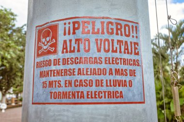 Valladolid, Meksika 20 Ağustos 2025: Yüksek voltaj uyarısı elektrik şoku riskini gösteriyor ve yağmur veya fırtına sırasında güvenli mesafe öneriyor