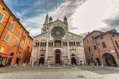 Modena, İtalya 20 Ağustos 2025: Modena Katedrali Roma mimarisini büyük meydanda, modena, Emilia-romagna, İtalya 'da bulutlu bir gökyüzünün altında sergiliyor.