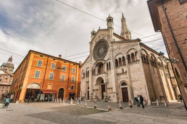 Modena, İtalya 20 Ağustos 2025: Modena Katedrali Roma mimarisini Piazza Grande 'de sergiliyor.