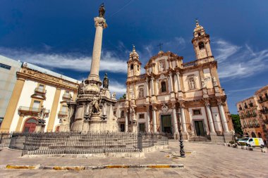 Palermo, İtalya 20 Ağustos 2025: San Domenico Kilisesi ve Piazza San Domenico, Palermo, Sicilya 'da yükselen lekesiz gebeliğin sütunu.