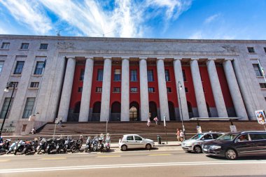 Palermo, İtalya, 20 Ağustos 2025: Palermo 'daki İtalyan rasyonalist mimari simgesi Palermo Delle Poste' nin yanından geçen turistler, Sicilya