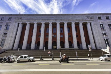 Palermo, İtalya 20 Ağustos 2025: Güneşli bir yaz gününde İtalyan rasyonalizminin bir örneği olan Palermo delle poste di Palermo 'dan geçen turistler