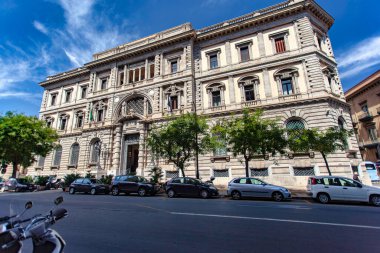 Palermo, İtalya, 20 Ağustos 2025: Palermo 'daki adalet sarayının neoklasik cephesi, Sicilya' daki parlak mavi gökyüzü ile canlı bir tezat oluşturuyor.