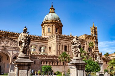 Palermo, İtalya 20 Ağustos 2025: Palermo Katedrali güneşli bir günün açık mavi gökyüzü altında çarpıcı mimarisini ve heykellerini sergiliyor.