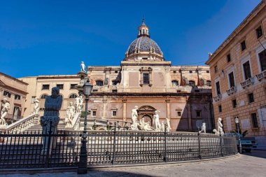 Palermo, İtalya, 20 Ağustos 2025: Pretoria çeşmesi, aynı zamanda utanç kaynağı olarak da bilinir, Palermo, Sicilya 'daki Piazza Pretoria' da, güneşli bir günde,