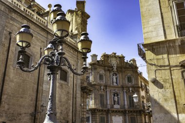 Palermo, İtalya 20 Ağustos 2025: Palermo, Sicilya, İtalya 'da tarihi barok mimarisinin önünde duran dekoratif sokak lambası