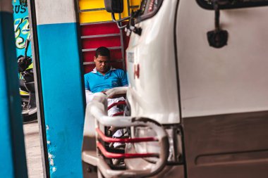 Cueva de chico, Dominik Cumhuriyeti 20 Ağustos 2025: Dominikli kamyon şoförü Cueva de Chico seyahatleri arasında dinleniyor